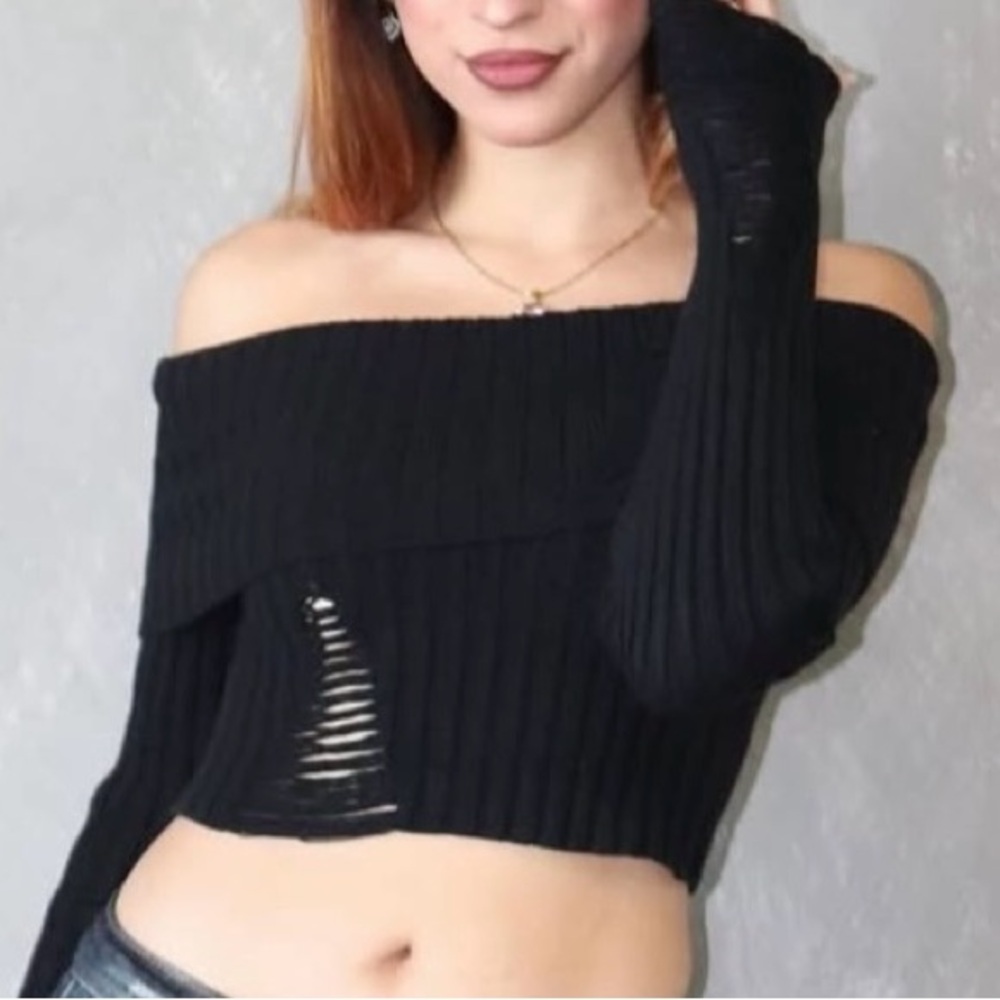 Klesis Off-Shoulder Black Sweater